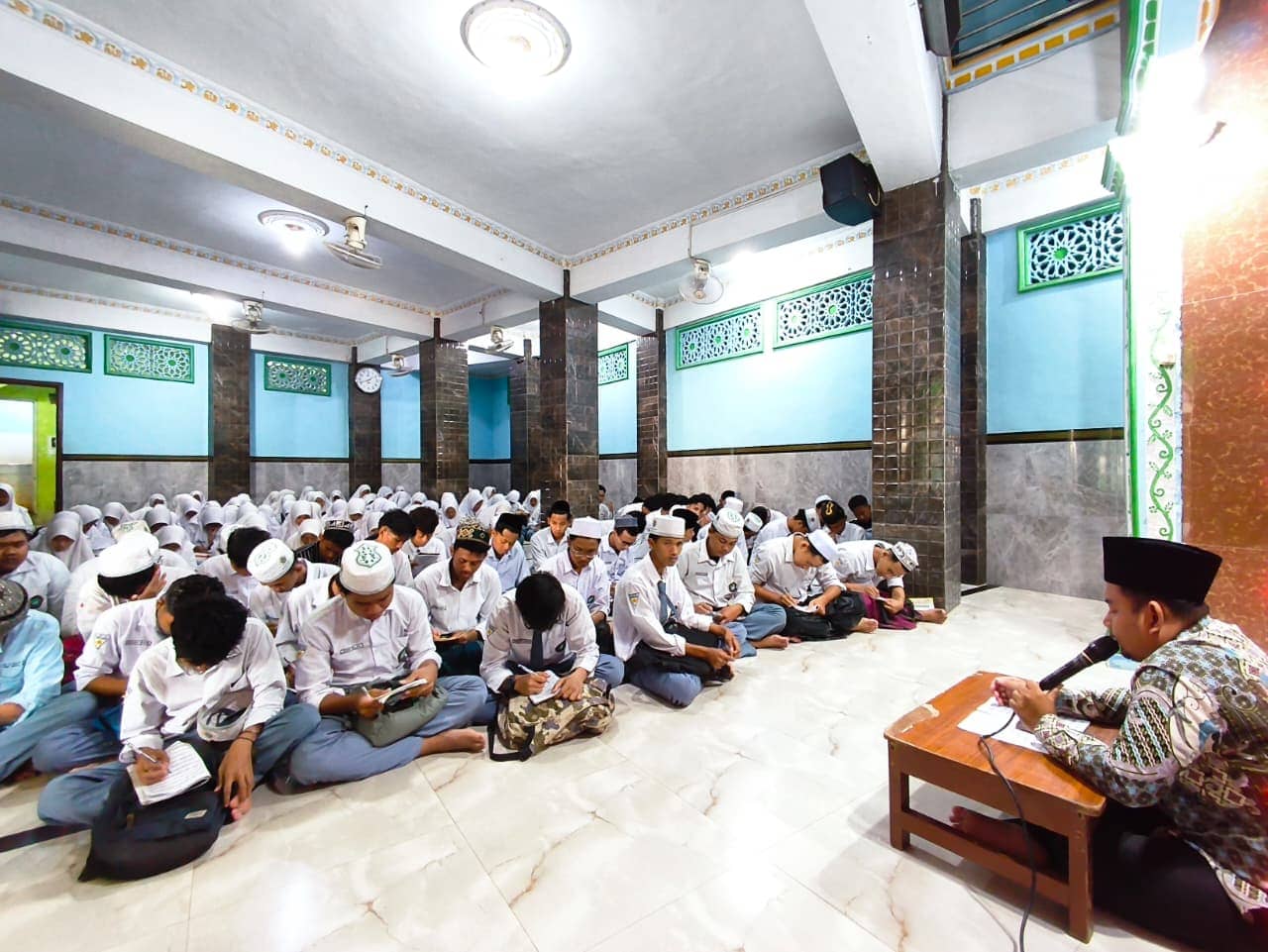 Saat Siang Menjadi Bermakna: Harmoni Kajian Kitab Ayyuhal Walad
